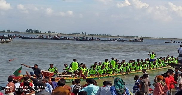 সাঘাটায় যমুনা নদীতে নৌকা বাইচে প্রাণের মেলা